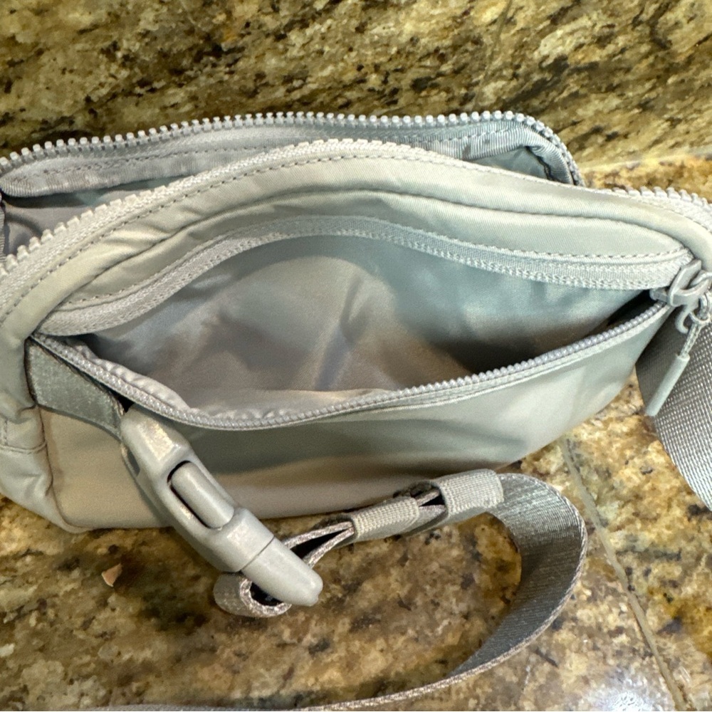 Lululemon everyday belt bag grey/silver New with flaws - Picture 4 of 12